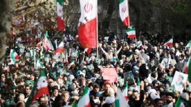 খামেনির মৃত্যুতে তেহরানের রাস্তায় মানুষের ঢল