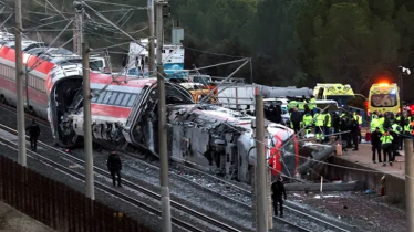 ২ দ্রুতগতিসম্পন্ন ট্রেনের সংঘর্ষে প্রাণহানি বেড়ে ৩৯
