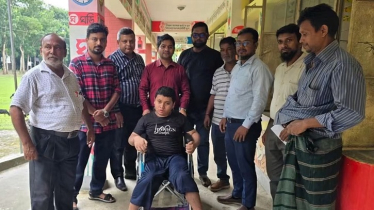 উজিরপুরে প্রতিবন্ধী শিক্ষার্থীকে হুইলচেয়ার দিলেন ইউএনও