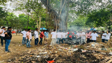 ঢাবির হাকিম-মিলন চত্বরে ছাত্রদল নেতার পরিচ্ছন্নতা অভিযান