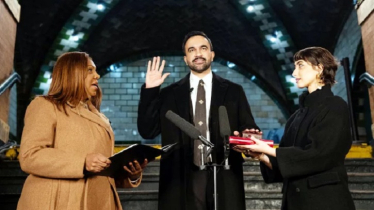 পবিত্র কোরআন হাতে মেয়র হিসেবে শপথ গ্রহণ করলেন মামদানি