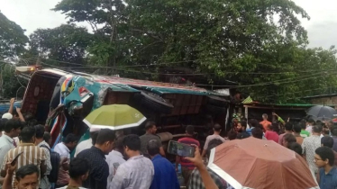 ফেনী-নোয়াখালী সড়কে বাস উল্টে নিহত ৩, গুরুতর আহত আরো ৮ জন 