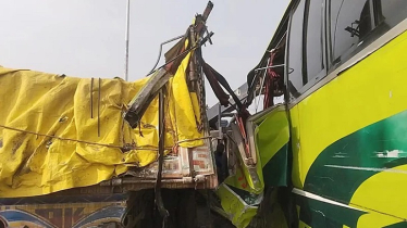 আড়িয়াল খাঁ সেতুতে বাস-ট্রাক সংঘর্ষে নিহত ৩