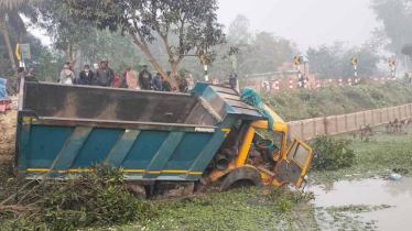 ভ্যানে ডাম্প ট্রাকের ধাক্কা, প্রাণ গেল ৫ জনের