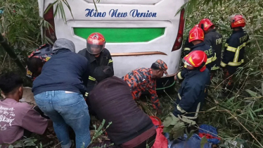 ইজিবাইককে চাপা দিয়ে খাদে পড়লো বাস, ৬ জনের মৃত্যু 