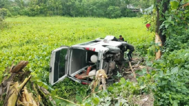 রোগী নিয়ে অ্যাম্বুলেন্স খাদে, চালক পলাতক