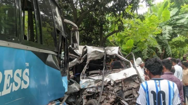 অ্যাম্বুলেন্সের সঙ্গে বাসের মুখোমুখি সংঘর্ষে নিহত ৪