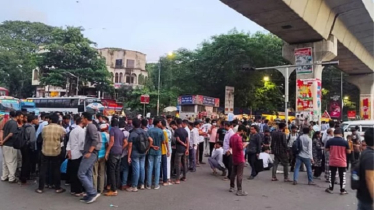 শাহবাগ অবরোধ করলেন শিক্ষার্থীরা, যান চলাচল বন্ধ