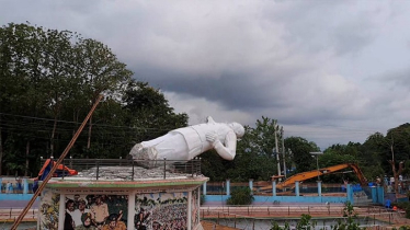 সম্পূর্ণ রূপে ভাঙা হলো বঙ্গবন্ধুর ভাস্কর্য