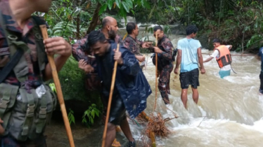 থানচির থুইসাপাড়ায় আটকা পড়া পর্যটক উদ্ধার করল বিজিবি