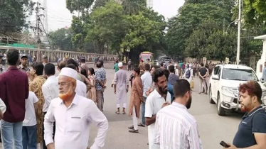নতুন রাষ্ট্রপতির শপথ ঘিরে বঙ্গভবনের বাইরে উৎসুক মানুষের ভিড় নতুন রাষ্ট্রপতির শপথ ঘিরে বঙ্গভবনের বাইরে উৎসুক মানুষের ভিড়