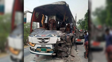 সাতসকালে যাত্রীবাহী বাস ও ট্রাকের সংঘর্ষে ৫ জন নিহত