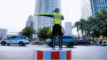 শেনচেনের সড়কে রোবট ট্রাফিক কমান্ডার