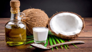 ত্বকের উজ্জ্বলতা বাড়াতে যেভাবে ব্যবহার করবেন নারকেল তেল