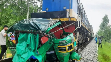 ট্রেনের ধাক্কায় অটোরিকশার চার যাত্রী নিহত