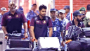 বিমানবন্দরে সমর্থকদের তোপের মুখে ক্রিকেটাররা