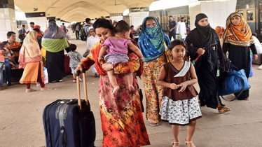 ছুটি কাটিয়ে কর্মব্যস্ত ঢাকায় ফিরতে শুরু করেছেন কর্মজীবীরা