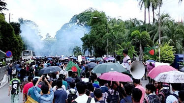 ‘লং মার্চ টু ঢাকা’ শিক্ষার্থীদের সংঘর্ষ, টিয়ারশেল-সাউন্ড গ্রেনেড নিক্ষেপ