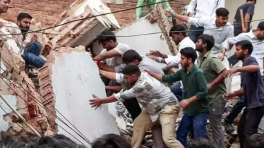 দিল্লিতে ধসে পড়ল ছয়তলা ভবন, অনেকের আটকা পড়ার আশঙ্কা