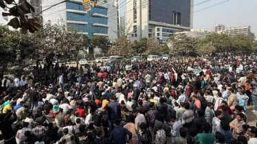 তিন অভিযোগে ইসির সামনে ছাত্রদলের অবস্থান