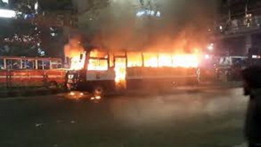 ধানমন্ডির ল্যাবএইড হাসপাতালের সামনে বাসে আগুন
