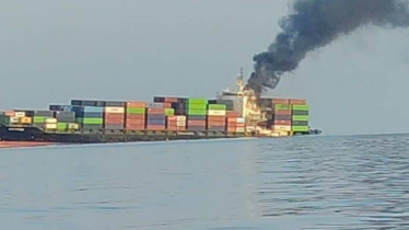হরমুজ প্রণালীর কাছে ইরানের হামলা, পৃথক ঘটনায় ডুবল দুই জাহাজ