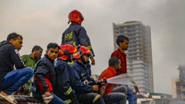 ভয়াবহ আগুনে পুড়ছে কড়াইল বস্তি, নিয়ন্ত্রণে ১৯ ইউনিট