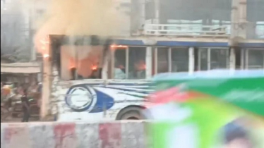 সাভারে চলন্ত বাসে আগুন