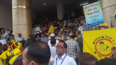 ৬ দফা দাবিতে স্বাস্থ্য অধিদপ্তর ঘেরাও করেছেন স্বাস্থ্য সহকারীরা