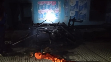 জাতীয় পার্টির কার্যালয়ে তালা ভেঙে আগুন