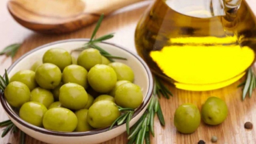 শুষ্ক ত্বকে প্রাণ ফেরাতে ভরসা হতে পারে জলপাই তেল