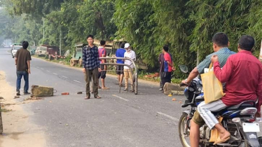 খাগড়াছড়ি-চট্টগ্রাম সড়ক অবরোধ, দুর্ভোগে যাত্রীরা