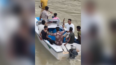 দেশীয় অস্ত্র নিয়ে স্পিডবোটে নাচানাচি করছে কিশোর-তরুণ,ভিডিও ভাইরাল