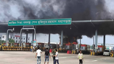 ঢাকা-মাওয়া এক্সপ্রেসওয়ের টোল প্লাজায় বাসে আগুন দিয়েছে দুর্বৃত্তরা