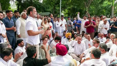 নরেন্দ্র মোদির পদত্যাগের দাবিতে বাসভবনের সামনে কংগ্রেসের অবস্থান