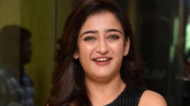 বাধ্য করা হয়েছিল অন্তরঙ্গ দৃশ্যে, কান্নায় ভেঙে শুটিং সেটে