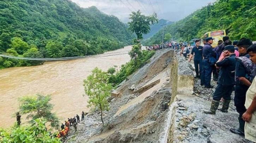 ভারী বর্ষণে নেপালে নদীতে ভেসে গেছে বাস, নিখোঁজ ৬৩
