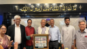 প্রধান উপদেষ্টার কাছে নতুন ছয় নোটের ছবি হস্তান্তর