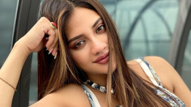 জাতীয় পতাকা নিয়ে ছবি দেওয়ায় ‘চোর’ কটাক্ষ শুনলেন নুসরাত