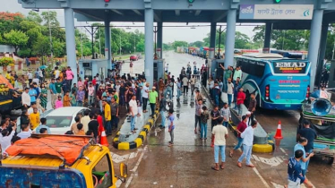 কেএমপি কমিশনারের পদত্যাগ দাবিতে রূপসা সেতুর টোল প্লাজা অবরোধ 