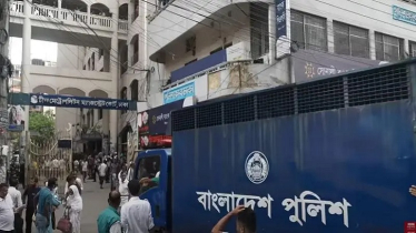 পলকের প্রিজন ভ্যানে ডিম নিক্ষেপ ইনকিলাব মঞ্চের কর্মীদের