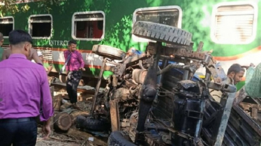 ট্রেনের ধাক্কায় ২০ গজ দূরে গিয়ে পড়লো পিকআপ