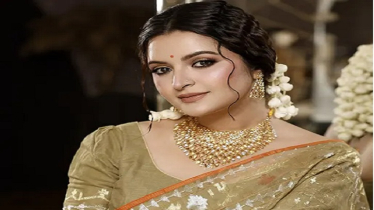 এখন তিনি ৬ মাস আওয়ামী লীগ ৬ মাস বিএনপি, কাকে নিয়ে লিখলেন পরীমণি