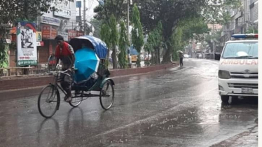 সকাল থেকে গুঁড়ি গুঁড়ি বৃষ্টি, বাড়বে শীত