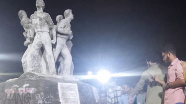 ঢাবির রাজু ভাস্কর্যে ককটেল বিস্ফোরণ, শিক্ষার্থীদের বিক্ষোভ