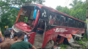 বরিশাল-ঢাকা মহাসড়কে বাস খাদে পড়ে আহত ১০