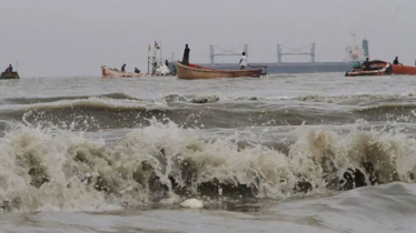 সমুদ্রবন্দরে ৩ নম্বর সতর্ক সংকেত, মাছ ধরায় নিষেধাজ্ঞা