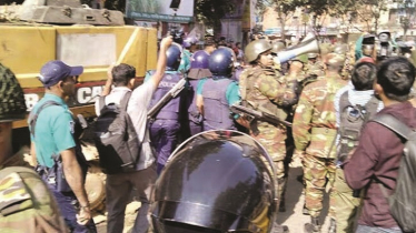 ধানমন্ডিতে ছাত্র-জনতাকে পুলিশের ধাওয়া, সাউন্ড গ্রেনেড নিক্ষেপ
