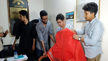 ছাত্ররাজনীতি বন্ধে পদক্ষেপ না নেওয়ায় বেরোবি প্রশাসনকে শাড়ি-চুড়ি দিলো শিক্ষার্থীরা