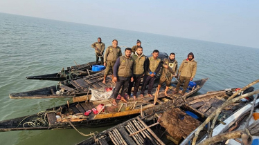সুন্দরবনের অভয়ারণ্য থেকে ৭ নৌকাসহ আটক ৩